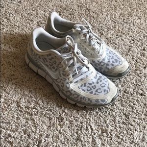 white cheetah print nike free run 5.0